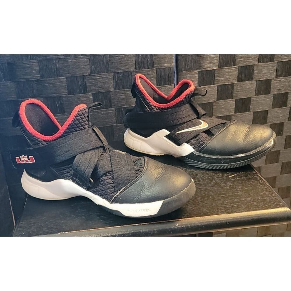 Nike Lebron James S-12/2226 size 6Y‎